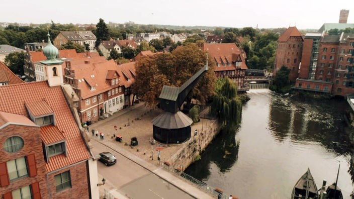 Blick von oben auf Altstadthäuser und den historischen Kran in Lüneburg
