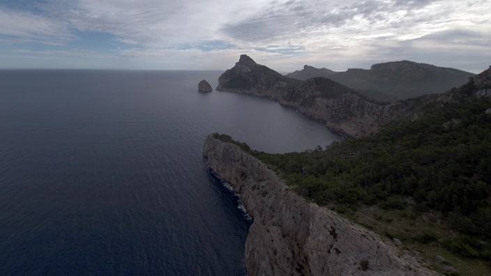 Steile Felsküste mit zwei Landzungen und einer kleinen Insel