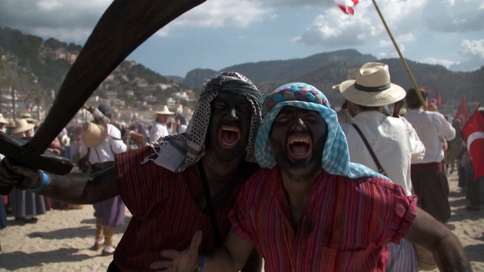 Zwei Männer, als Piraten verkleidet und mit geschwärzten Gesichtern
