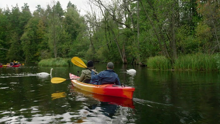 Kanu mit zwei Personen auf der Krutynia, auch "Königin der masurischen Flüsse" genannt, die bei Wasserwanderern sehr beliebt ist
