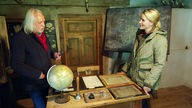 Krzysztof Worobiec, der acht alten Masuren-Häusern neues Leben eingehaucht hat, begrüßt Judith Rakers in seinem Museum in Kadzidlowo