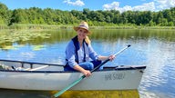 Viel Wasser, viel Grün, viel Ruhe – auf ihrer Reise rund um die Mecklenburgische Seenplatte spürt Judith Rakers, wie viel Kraft in der Natur liegt und wie Entschleunigung funktioniert