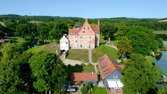 Schloss Ulrichshusen steht auf einem kleinen Hügel