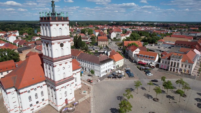 Blick von oben auf die barocke Stadtanlage von Neustrelitz mit ihrem quadratischen Markt