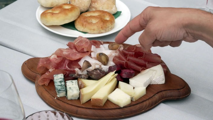 Vorspeisenteller mit typischen Spezialitäten des Aostatals wie Schinken und Käse