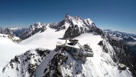  Die Bergstation des Skyway Monte Bianco auf dem Punta Helbronner im Mont-Blanc-Massiv