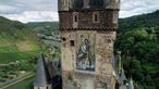 Ein Mosaik auf einem Burgturm zeigt Christophorus mit dem Jesuskind