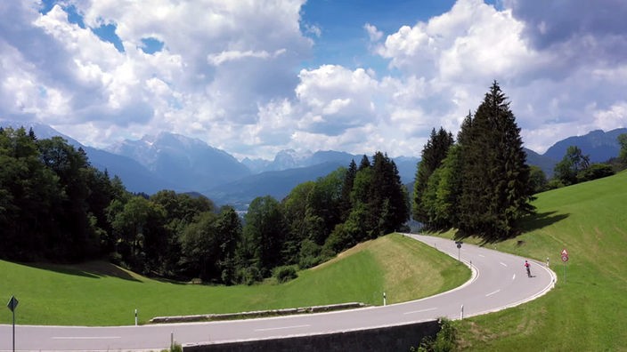 Ein Radfahrer in einer Kurve auf einer Alpenstraße
