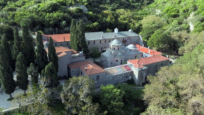 Blick von oben auf das Kloster Evangelístria inmitten von Bäumen