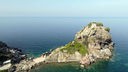 Die aus dem Musicalfilm Mamma Mia berühmte Kapelle Agios Ioannis thront auf einem 100 Meter hohem Felsen