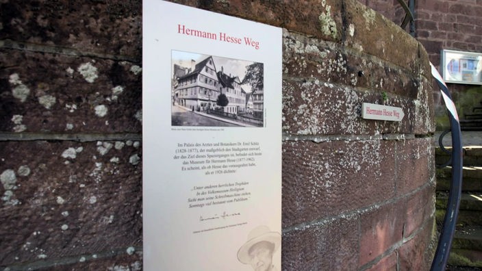 Hinweis an einer Mauer zum Hermann-Hesse-Weg