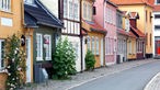 Häuserzeile mit verschieden farbigen Fassaden kleiner historischer Häuser