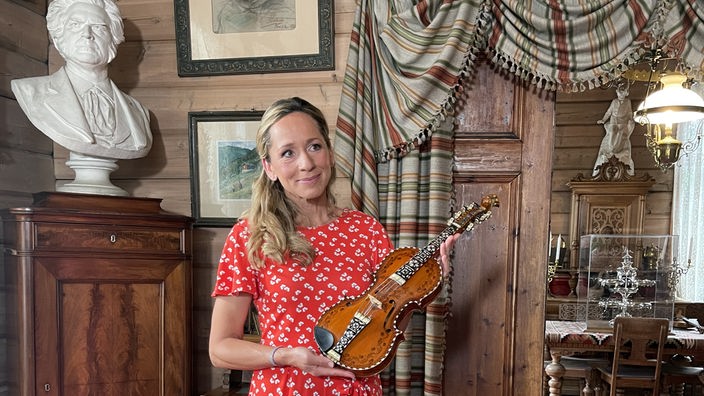 Tamina Kallert präsentiert im Haus des Komponisten Edvard Grieg eine Hardangerfiedel