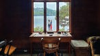 Im Haus des Komponisten Edvard Grieg - ein Blick über einen Schreibtisch durch das Fenster auf einen See
