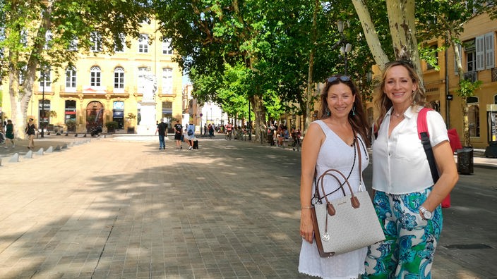 Tamina Kallert (r) und ihr Guide Sonia Gonzini auf der Flaniermeile in Aix en Provence
