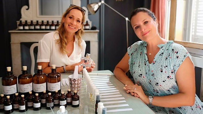 Tamina Kallert (l) und Magali Fleurquin-Bonnard bei der Parfum-Herstellung