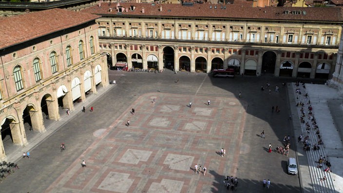 Blick von oben auf die Piazza Maggiore