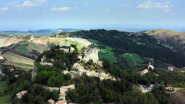 Luftaufnahme der Burg Canossa