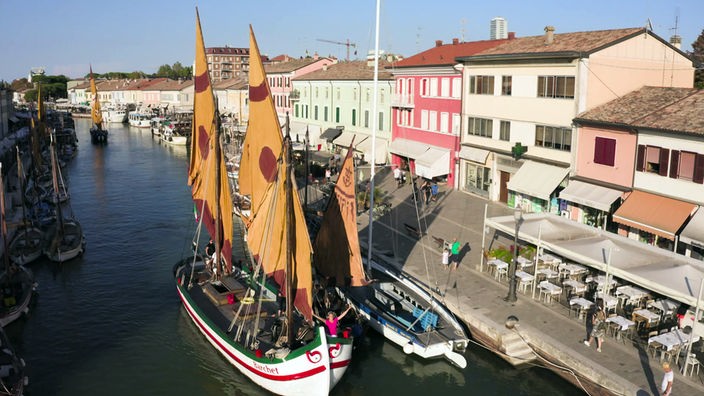 Historische Segelboote im Kanal vor einer Häuserzeile