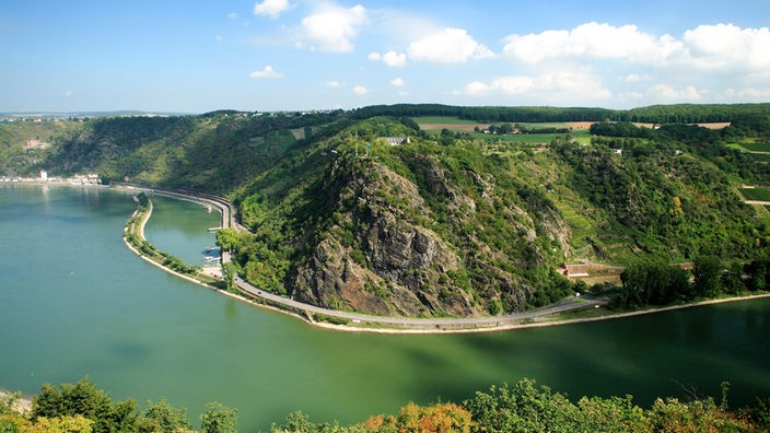 Blick von oben auf das Rheintal mit dem Loreleyfelsen