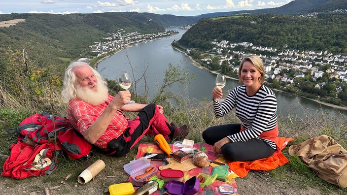 Judith Rakers und "Wanderpapst" Erwin Schottler bei einem Picknick hoch über dem Rhein