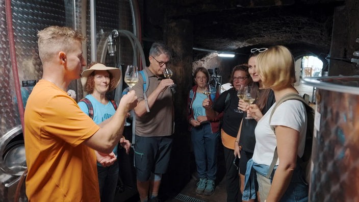 Judith Rakers (r) mit anderen Gästen bei einer Weinprobe in einem Weinkeller