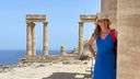  Tamina Kallert besucht die Akropolis oberhalb der verschachtelten Altstadt von Lindos auf Rhodos. 