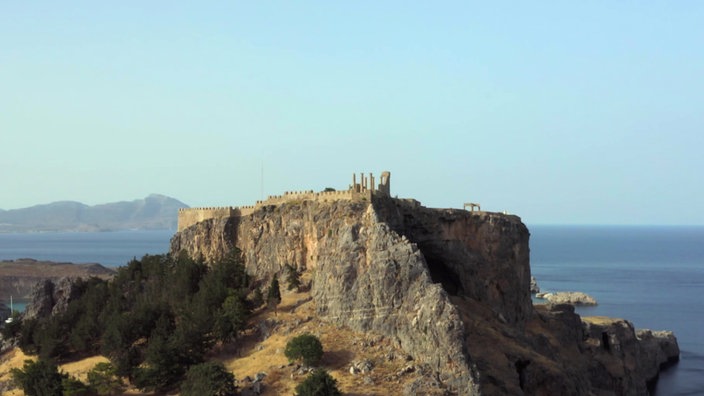 Die Akropolis von Lindos steht auf einem Felsen hoch über dem Meer