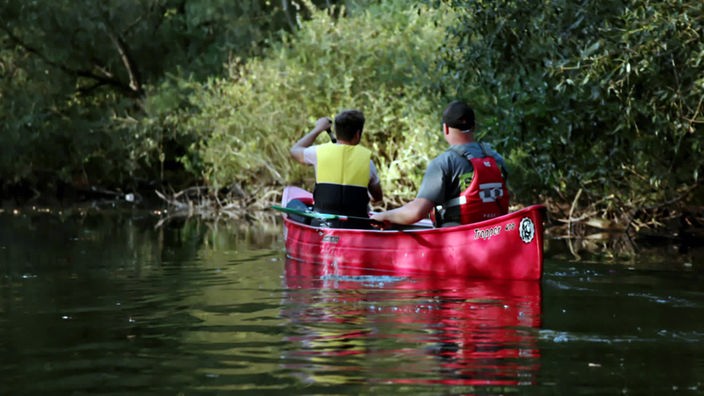 Daniel Aßmann und ein weiterer Mann in einem Kanu auf einem Fluss