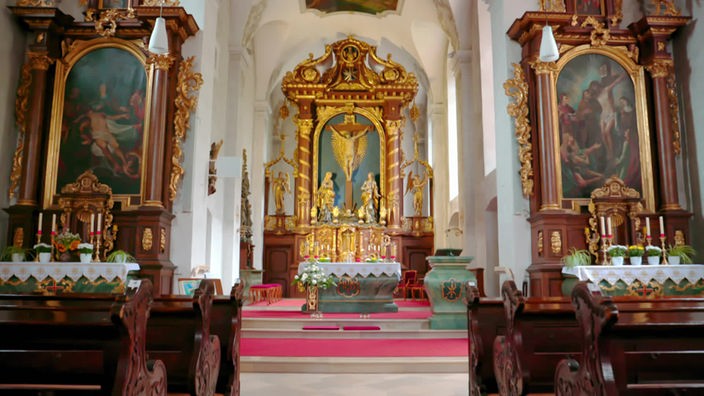 Blick in den Innenraum der Klosterkirche mit Barockaltar