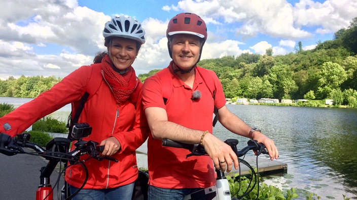 Anne Willmes und Stefan Pinnow mit Fahrrädern an der Ruhr