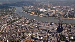 Luftaufnahme der Kölner Innenstadt mit Dom und Hauptbahnhof am Rhein