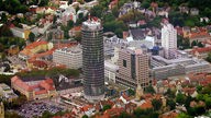 Blick auf den runden Jentower inmitten der Stadt. Mit seinen 159 Metern Höhe ist er das Wahrzeichen der Optik-Stadt Jena
