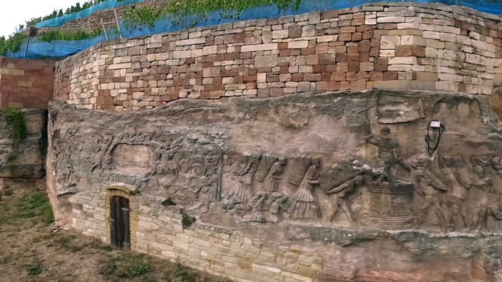 Steinernes Bildrelief auf einer alten Mauer