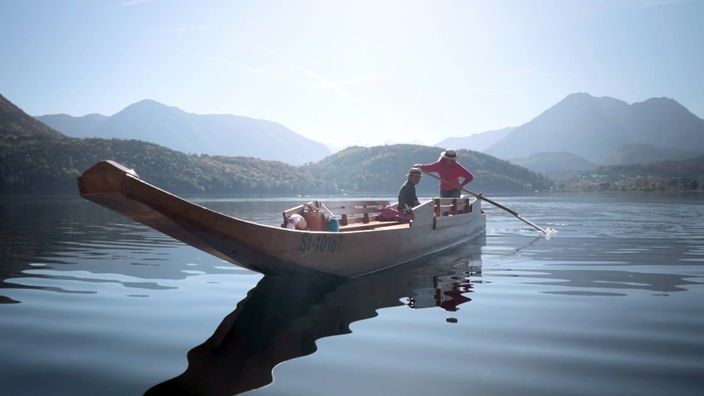 Tamina Kallert rudert ein langgestrecktes Boot auf dem Altausseersee
