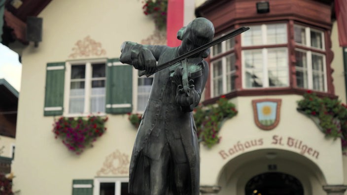 Mozartstatue mit Geige vor dem Rathaus in St. Gilgen