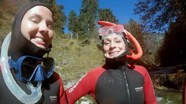 Tamina Kallert (r) und eine weitere Frau auf einer Wanderung mit Taucherbrille im Weißenbachtal
