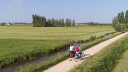 Zwei Radfahrer auf einem Radweg in Holland