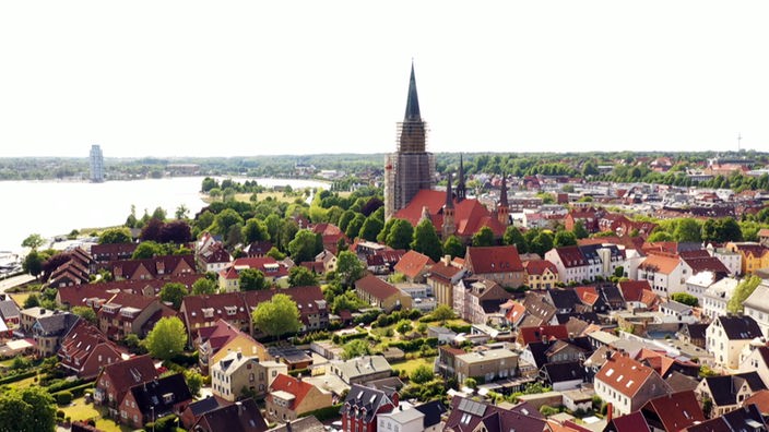 Blick auf Schleswig mit Schleswiger Dom, im Hintergrund der Wikingturm