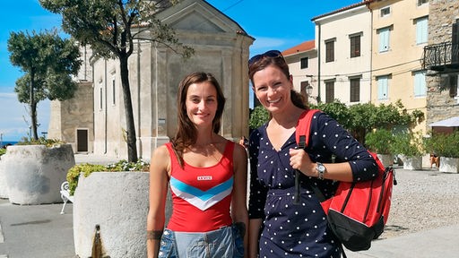 Die Künstlerin Nika Domnik und Anne Willmes (r) in der malerischen Stadt Piran.