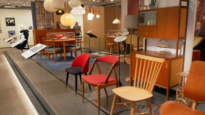Verschiedene Exponate im IKEA-Museum: Stühle, Schränke und Lampen