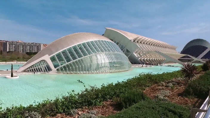 Futuristisch anmutende Gebäude, davor ein Wasserbecken