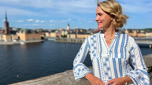 Auf dem Bild ist Judith Rakers zu sehen. Im Hintergrund ist Stockholm zu sehen.
