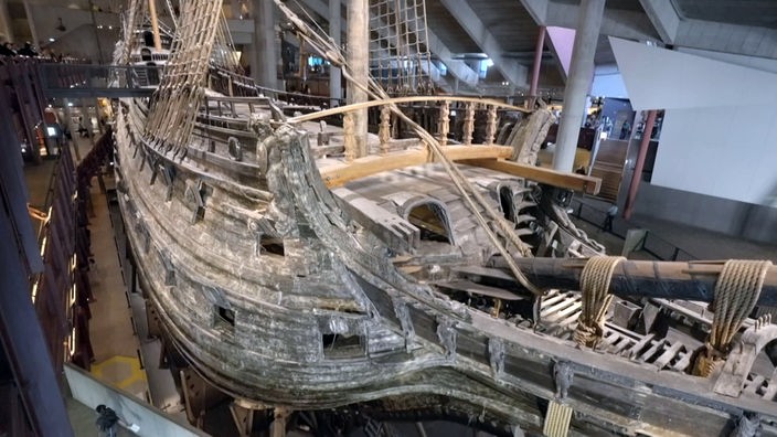 Wrack des Segelschiffes Vasa in einem Ausstellungsraum