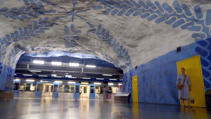 Judith Rakers steht in einer künstlerisch gestalteten U-Bahn-Station