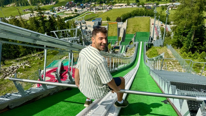 Ramon Babazadeh sitzt oben auf einer Sprungschanze im Wintersportort Zakopane