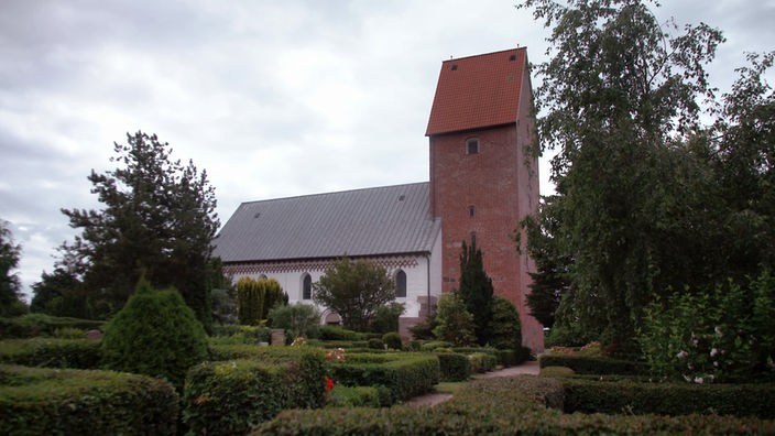 Außenansicht der Kirche mit viereckigem Backsteinturm