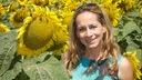 Moderatorin Tamina Kallert in der südlichen Toskana vor gelben Sonnenblumen