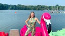 Tamina Kallert steht auf einem Tretboot mit Flamingokopf