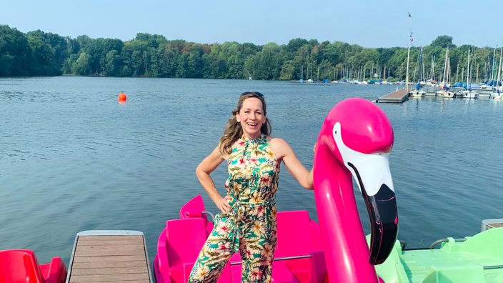 Tamina Kallert steht auf einem Tretboot mit Flamingokopf